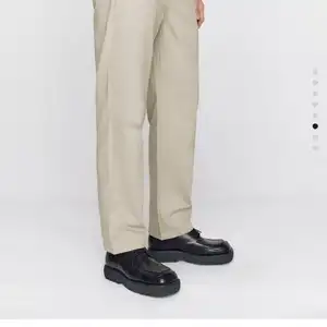 테이퍼드 치노 팬츠