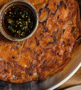 냉동 김치만두로 만드는 바삭한 부침개
